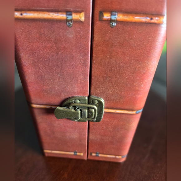 This is a Harry Potter Years 1-5 Limited Edition DVD Gift Set With Trunk - Picture 3 of 10